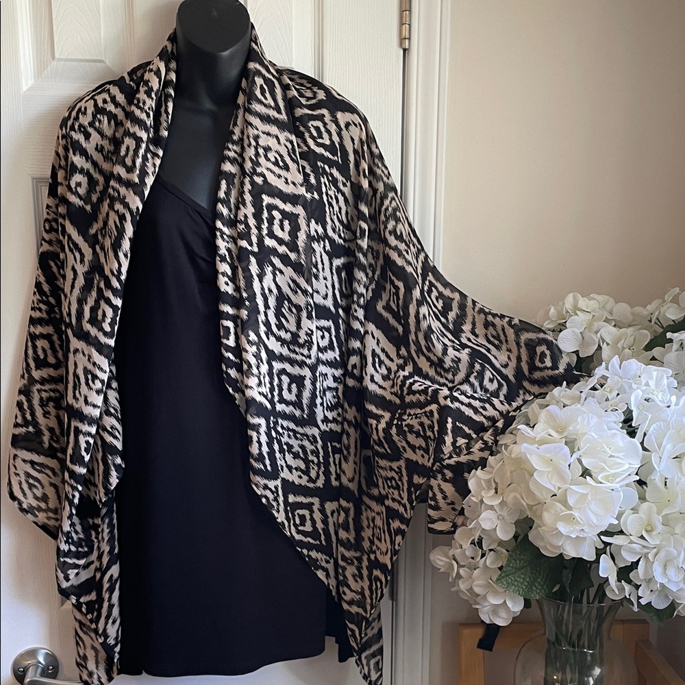Chic Black and Off-White ikat Patterned Shawl Scarf - Picture 7 of 7